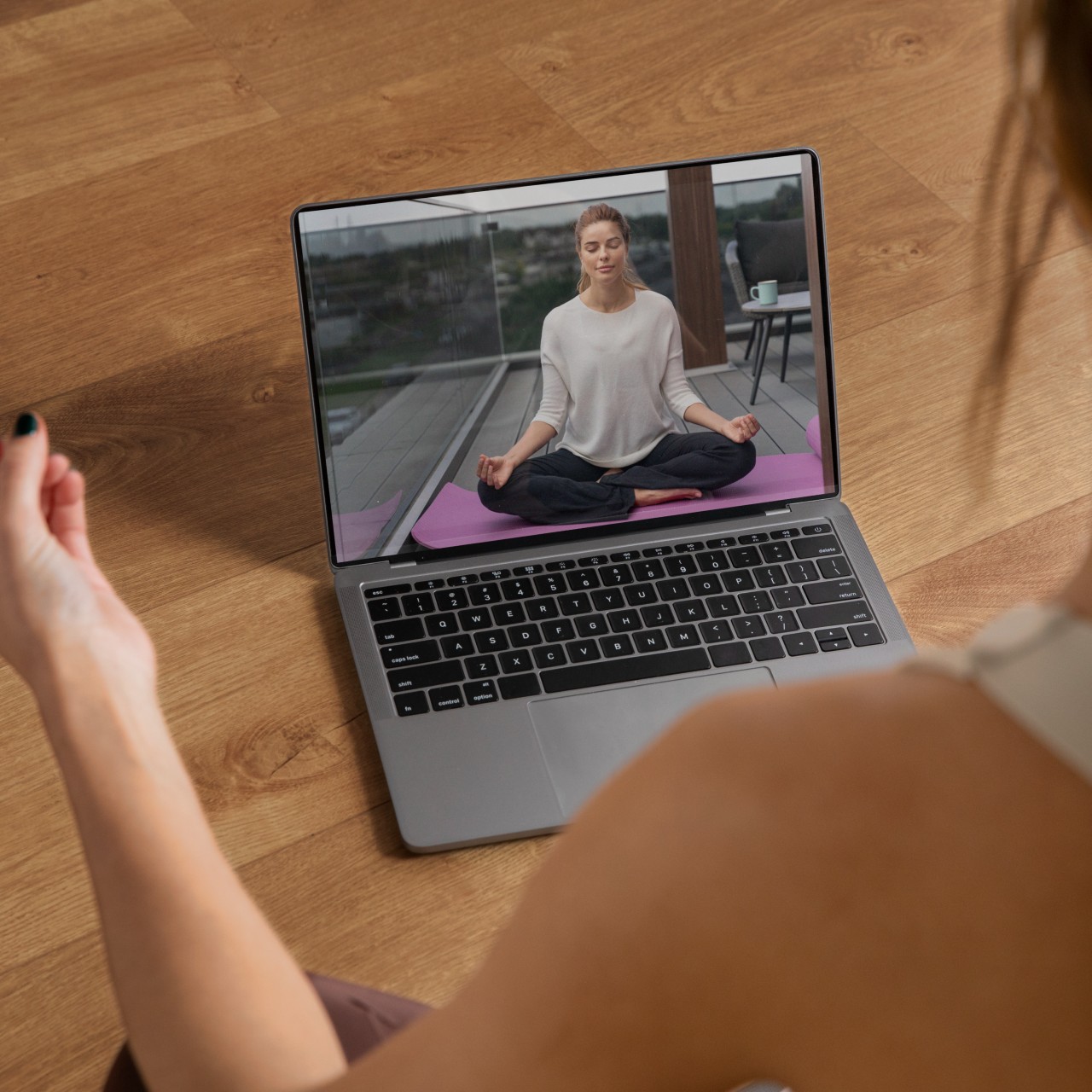 instructora-de-fitness-femenina-ensenando-yoga-desde-casa-traves-de-una-laptop