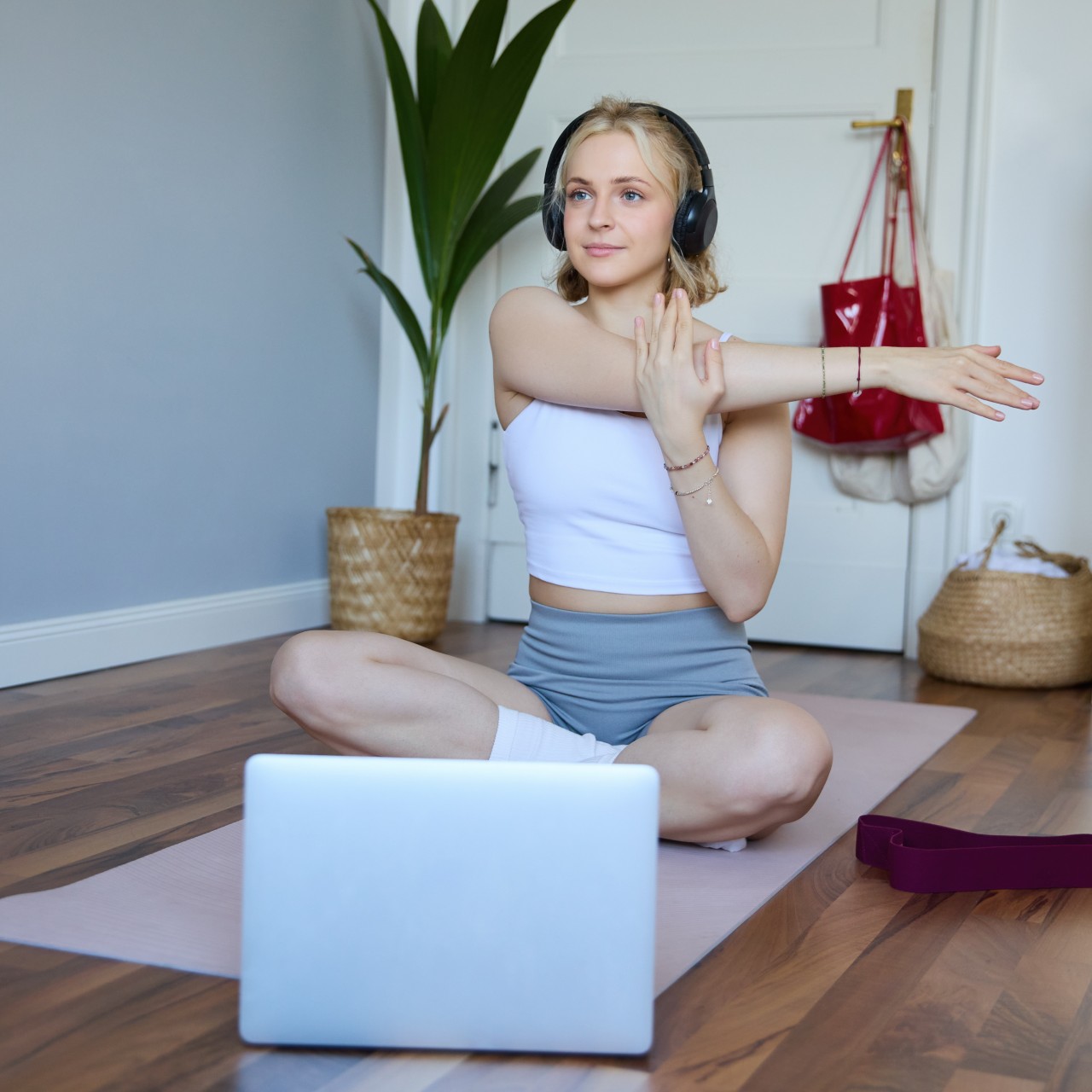 retrato-de-una-hermosa-mujer-atletica-en-casa